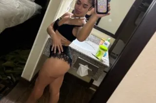 Petite asian mix puerto rican 💋🥰 - Image 1