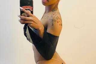 back in town come see this sexy lightskinnn😘 - Image 1