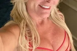 𝐒𝐞𝐱𝐲 𝐌𝐚𝐭𝐮𝐫𝐞 𝐁𝐥𝐨𝐧𝐝𝐞 𝐇𝐨𝐭 𝐌𝐨𝐦 - 4... - Image 1