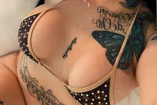 2 SEXY CURVY TATTED LATINAS 👩🏻... - Image 3