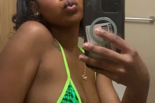 SEATTLE • OC Only — A melt-in-your-mouth sensation 💋 - Image 4