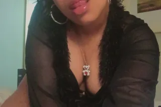 2 👩🏼‍❤️‍💋‍👩🏼s 4 1 FUCK ME RIGH... - Image 1