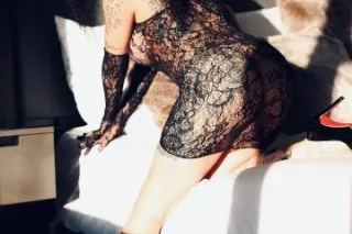 new girl in town 🖤 - Image 1