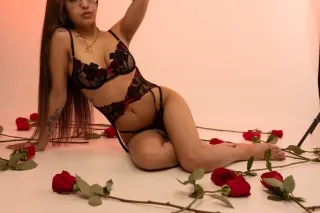 Sexy Petite Exotic Treat - Image 5