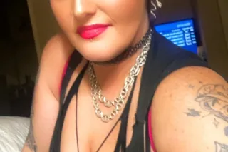 “Curvy, classy, and available ... - Image 3