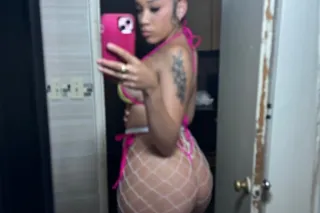 Sexy and peite - Image 1