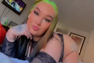 Let me Show you why im Better then her ⬆ & her ⬇ Up for a challenge See if you can make me Squirt - Image 2