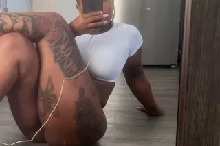 JUICY THICK BIG BOOTY 😋😋💦🍑 - 2... - Image 1