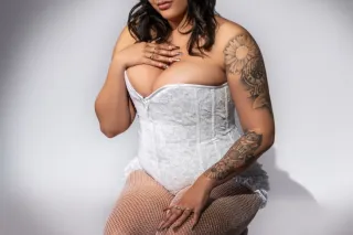 NEW IN TOWN 🆕 ALL NATURAL BUSTY BOMBSHELL 💣 - Image 1