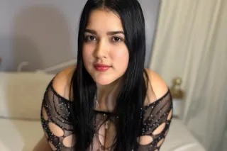 Curvy Latina - Image 8