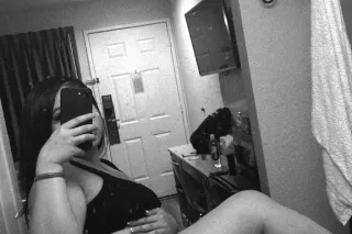 pretty lil Filipino w/ wet 💦tight juicy pussy 👅 AVALIABLE 24/7 better then her 👆🏻and her 👇🏻😘 - Image 1