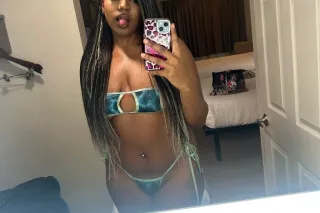 Cum see me sweet juicy ebony Pussy 💦 - Image 1