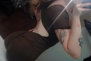 hosting all night!! bored and horny white girl 🥵🥵 - Image 6