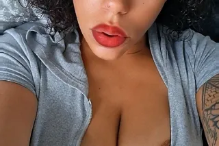 🤩🤩Spanish babe🤩🤩🤩Reading 😛😛😛 - Image 5