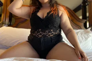 thick ass n thighs🍑 waterpark 👅💦 - Image 5