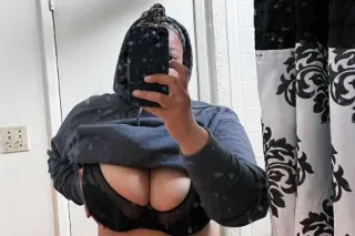 Ready to suck 👅message me if y... - Image 3
