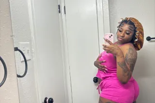 come feel this warm fat pussy 😩 2 girl speicals - Image 5