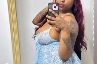 come feel this warm fat pussy 😩 2 girl speicals - Image 6