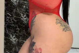 Sexy, curvy white Cuban girl with tattoos—available for you anytime. Come visit me, love. 👣 - Image 4