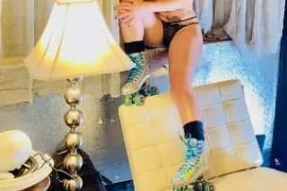 sexy cougar ready to party n p... - Image 3