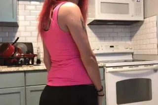 Redhead, slim, sexy, snow bunny - Image 1