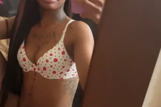 New In Town 🤩😻🫦 🤩😜Throat Godde... - Image 1