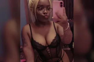 4 foot 3 yes im a midget/dwarf 💦 live verification on my ad 💦😏come see me - Image 2