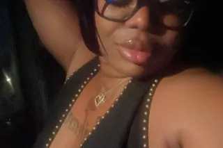 Sexyy Milf Seeking men age 35+, business men of leisure and professionalism🤓 - Image 5