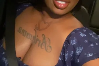 Sexyy Milf Seeking men age 35+... - Image 1