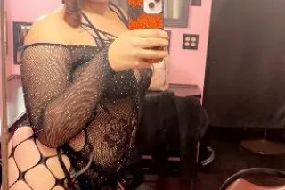 pretty little lady w a sex app... - Image 2