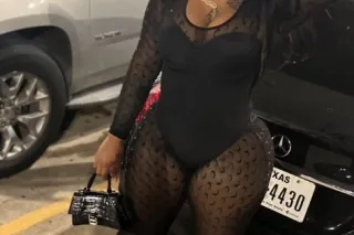 NEW HERE 👋🏽Freaky with a Fat Ass 🍑Pretty Feet 👣 Pink Shaved Pussy 🌷Thick thighs😍 - Image 6