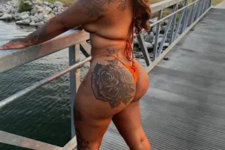 NEW HERE 👋🏽Freaky with a Fat Ass 🍑Pretty Feet 👣 Pink Shaved Pussy 🌷Thick thighs😍 - Image 9