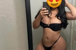 latina joven y coqueta con lin... - Image 2