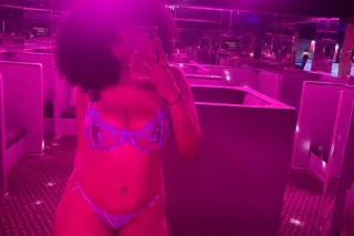 SLIM THICK CLASSY LIGHTSKIN🥂👅💦... - Image 1