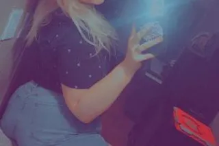 Baddie W/ a Phatty 🥰 Nymphoman... - Image 3