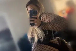 Juicy Tee👅 FAMOUS PORN SLUT 🫦 - Image 1