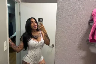 Black and sweet😋😋 - Image 1