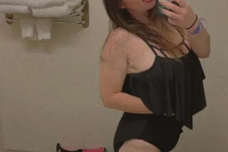 Beautiful young girl available... - Image 1