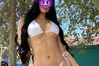 Nueva chica con grandes botines en la ciudad, ven a verme - Image 1