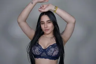 Hermosa latina de visita en la... - Image 2