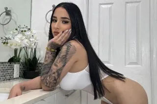Hermosa latina de visita en la... - Image 3
