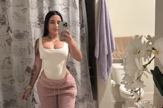 Hermosa latina de visita en la... - Image 4