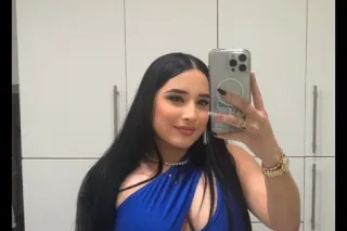 Hermosa latina de visita en la ciudad - Image 5