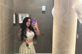 Hermosa latina de visita en la ciudad - Image 6
