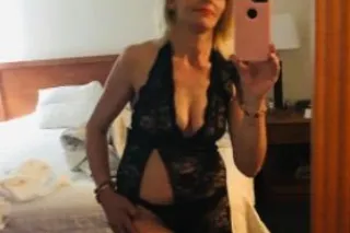 🎉Milf Offering Massage Session... - Image 3