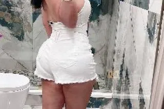 come see this sexy woman🥰😍 - Image 4