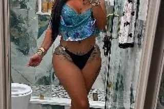 come see this sexy woman🥰😍 - Image 8