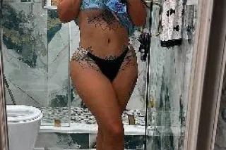 come see this sexy woman🥰😍 - Image 1