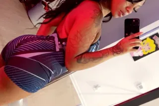 COME SEE SUM FINE PRETTY SHI 💋 - Image 2