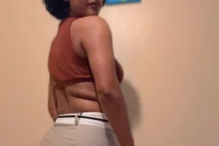 sexy brunette available - Image 1